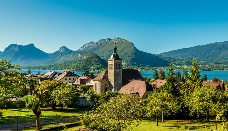 Point de départ idéal pour rayonner dans les Savoies. Tout au long de l'année, la région offre une variété d'activités adaptées aux 4 saisons : baignade, pédalo ou voile au lac d’Annecy (à 2 kms de la maison), randonnées, ski à moins d'une heure de route, parapente, visites historiques à Annecy, la Venise des Alpes, …