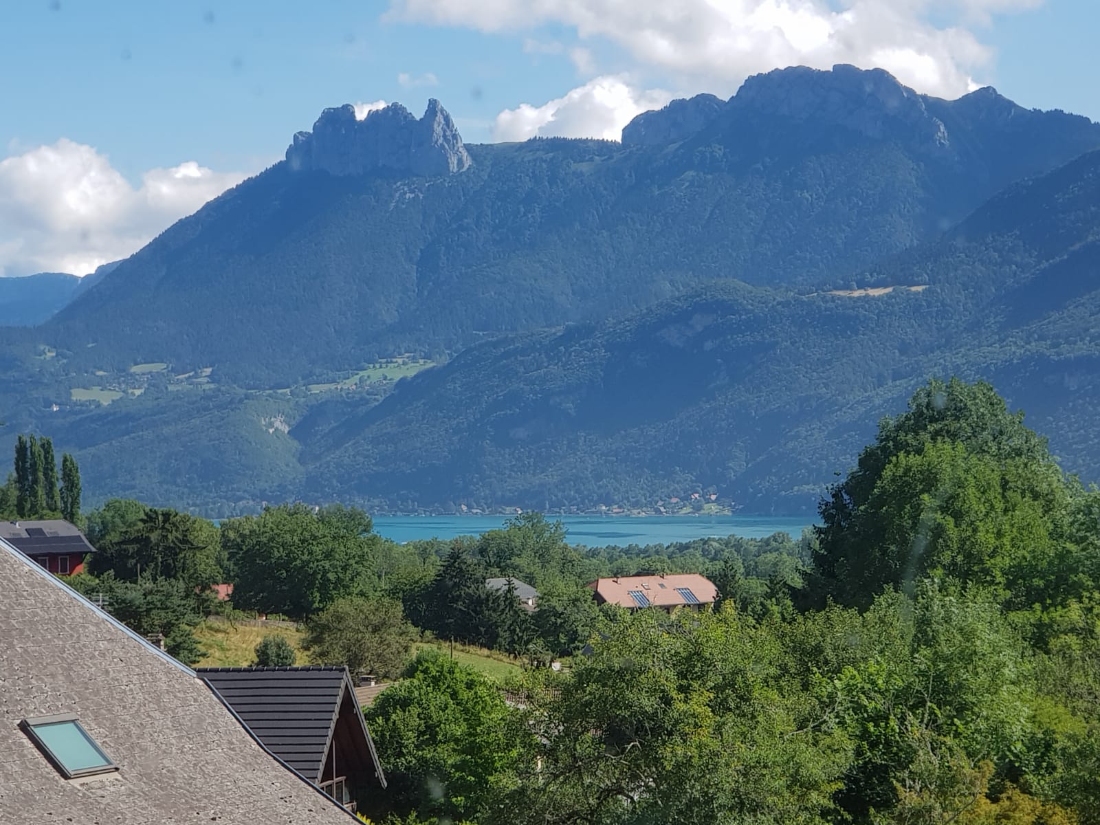 Vue Lac et montagnes depuis les chambres Lac et Twin Lac